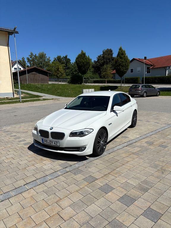 Weiß Gebraucht 2010 BMW 520 Limousine | 7.899 € (Fairer Preis) - Bild 1/4