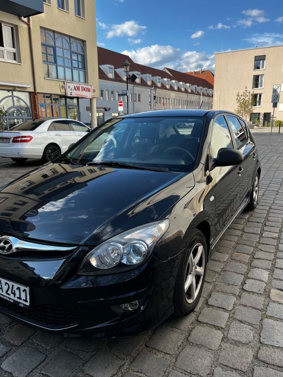 Schwarz Gebraucht 2011 Hyundai i30 Classic Limousine | 3.000 € (Fairer Preis) - Bild 1/4