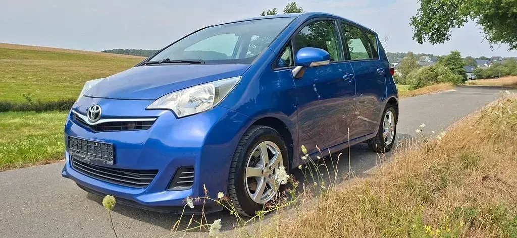 Gebraucht Toyota Verso-S 99 PS (72 kW) 2011 Blau Van / Kleinbus