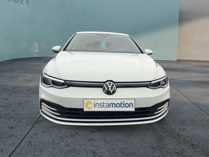 Weiß Gebraucht 2024 VW Golf VIII Life Limousine | 24.380 € (Fairer Preis) - Bild 1/3