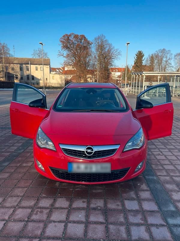 Gebraucht Opel Astra Sport 165 PS (121 kW) 2011 Rot Kombi