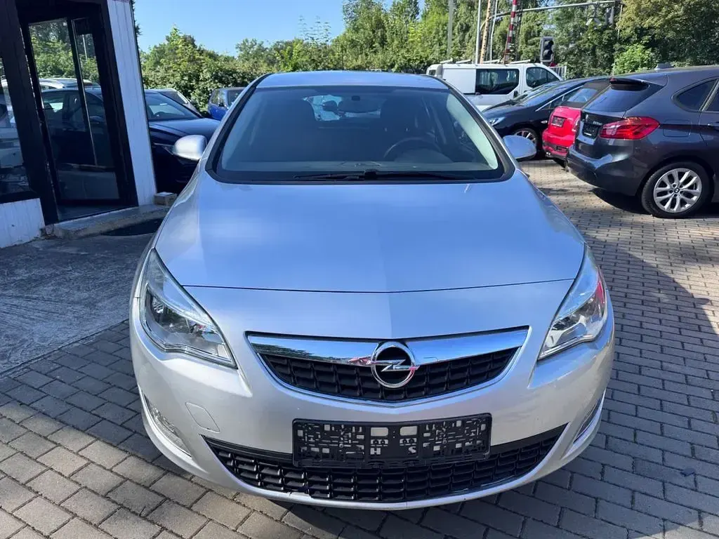 Gebraucht Opel Astra Edition 101 PS (74 kW) 2010 Silber Limousine