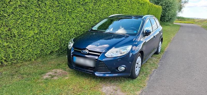 Blau Gebraucht 2012 Ford Focus Titanium Kombi | 3.000 € (Superpreis) - Bild 1/4