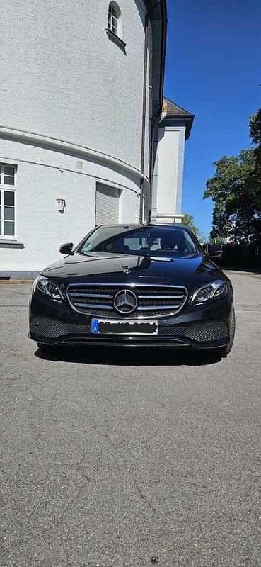 Schwarz Gebraucht 2018 Mercedes E200 Avantgarde Limousine | 30.000 € (Etwas zu teuer) - Bild 1/4
