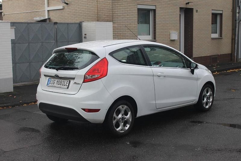 Gebraucht Ford Fiesta Titanium 82 PS (60 kW) 2010 Weiß Limousine