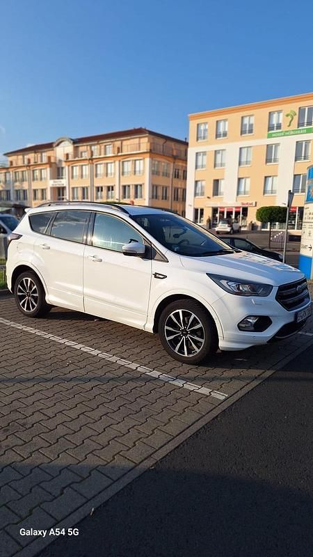Weiß Gebraucht 2018 Ford Kuga SUV | 13.500 € (Etwas zu teuer) - Bild 1/4