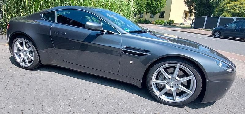 Grau Gebraucht 2006 Aston Martin V8 Vantage Coupé | 45.000 € (Fairer Preis) - Bild 1/4