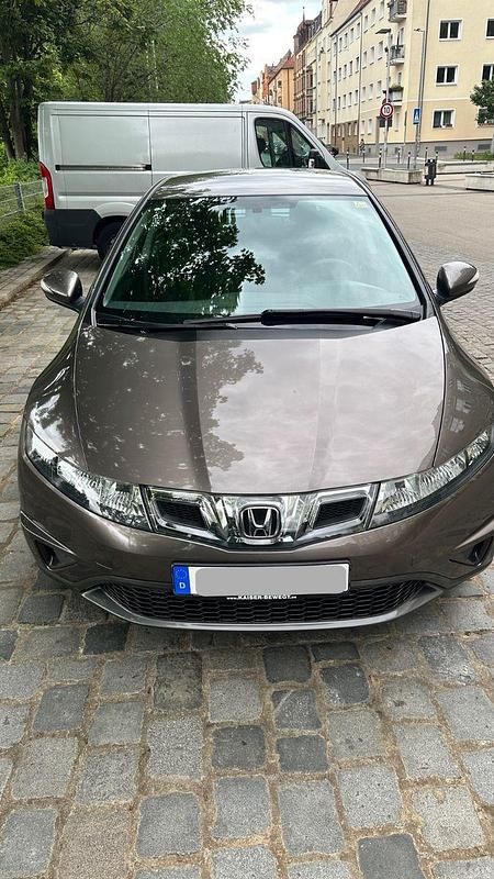 Grau Gebraucht 2011 Honda Civic Comfort Limousine | 8.100 € (Etwas zu teuer) - Bild 1/4