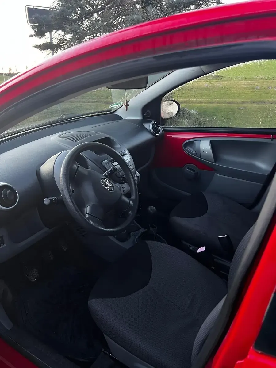 Gebraucht Toyota Aygo 67 PS (49 kW) 2007 Rot Kleinwagen