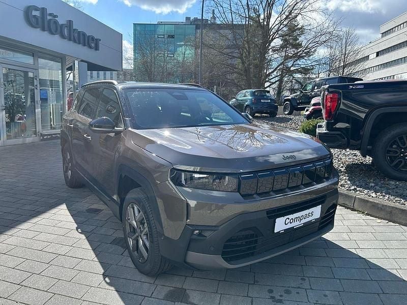 Neu Jeep Compass 145 PS (106 kW) 2026 Grün SUV