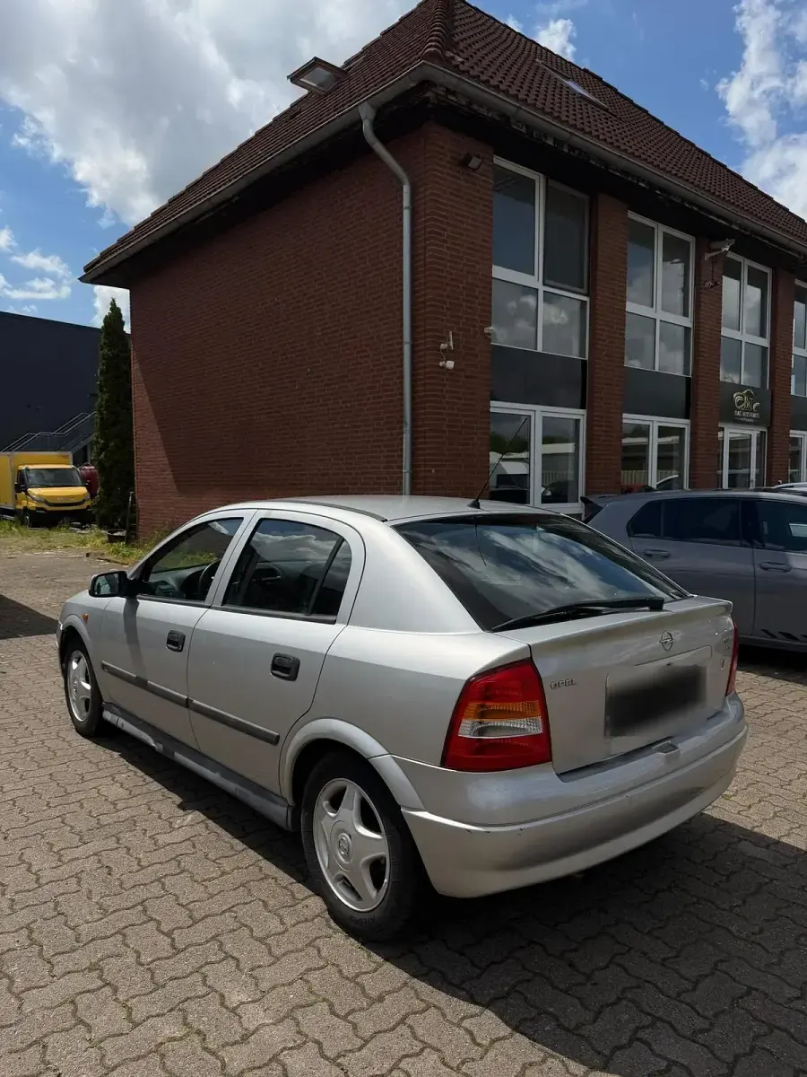 Gebraucht Opel Astra 101 PS (74 kW) 1998 Silber Limousine