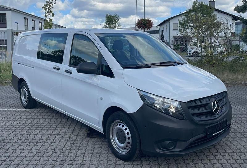 Weiß Gebraucht 2020 Mercedes Vito Van / Kleinbus | 21.380 € (Fairer Preis) - Bild 1/4