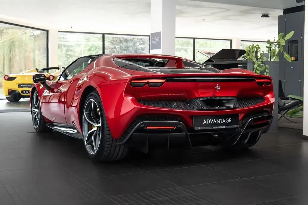 Gebraucht Ferrari 296 829 PS (609 kW) 2025 Rot Cabrio