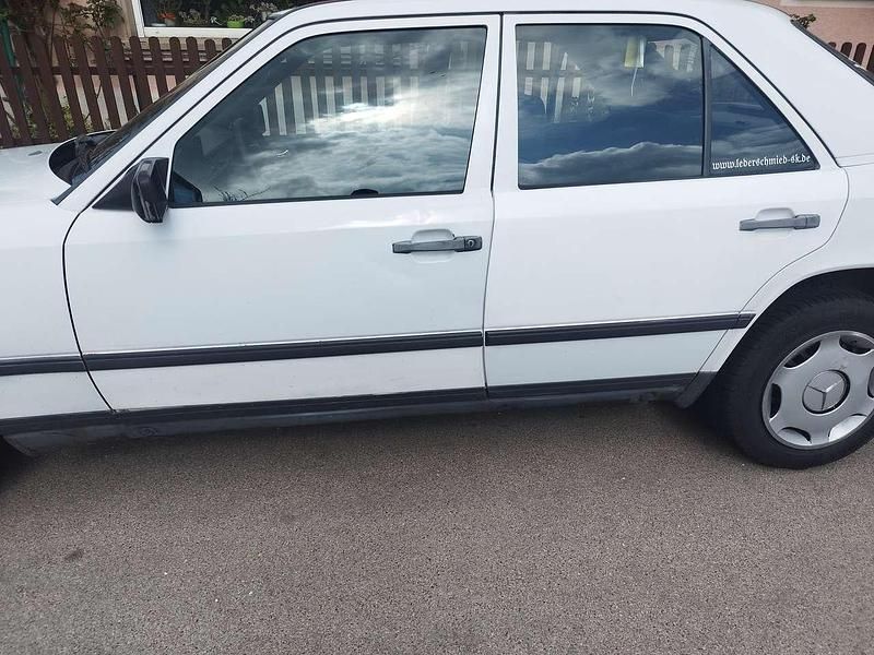 Gebraucht Mercedes E230 132 PS (97 kW) 1988 Weiß Limousine