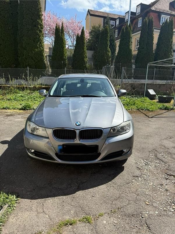 Gebraucht BMW 318 144 PS (105 kW) 2011 Silber Limousine