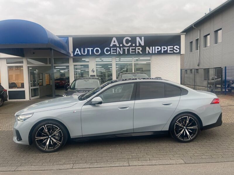 Brooklyn grau metallic Gebraucht 2024 BMW 540 M Sport Limousine | 78.800 € - Bild 1/4