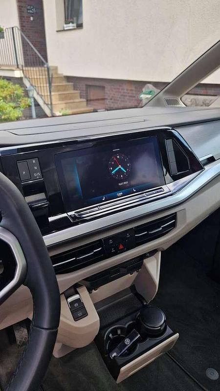 Gebraucht VW Multivan Life 150 PS (110 kW) 2024 Fortanarot metallic Van