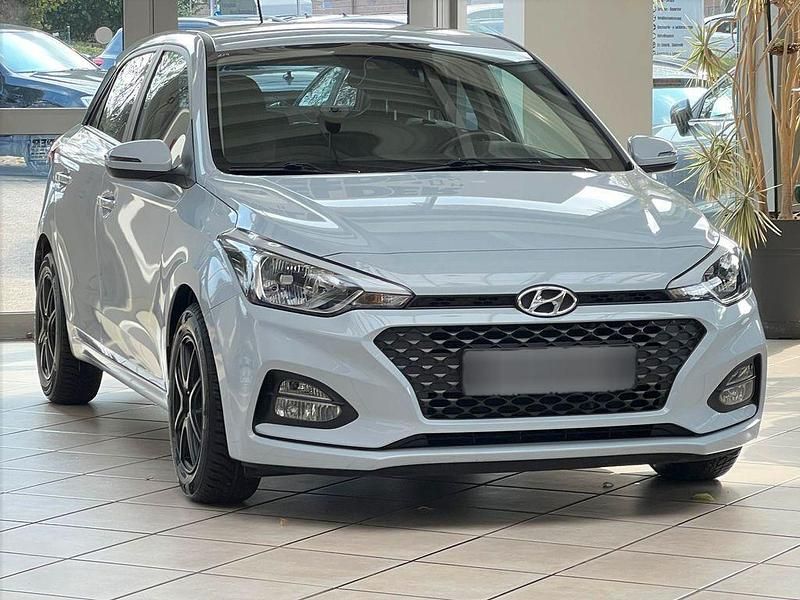 Grau Gebraucht 2018 Hyundai i20 Trend | 14.820 € (Etwas zu teuer) - Bild 1/4