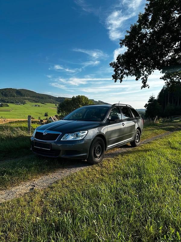 Grau Gebraucht 2012 Skoda Octavia Kombi | 6.500 € (Superpreis) - Bild 1/4