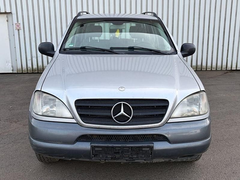 Gebraucht Mercedes ML270 163 PS (119 kW) 2000 Silber SUV