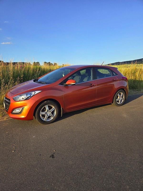 Braun Gebraucht 2016 Hyundai i30 Limousine | 7.999 € (Guter Preis) - Bild 1/4