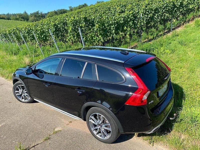 Schwarz Gebraucht 2017 Volvo V60 CC Momentum Kombi | 20.700 € (Guter Preis) - Bild 1/4