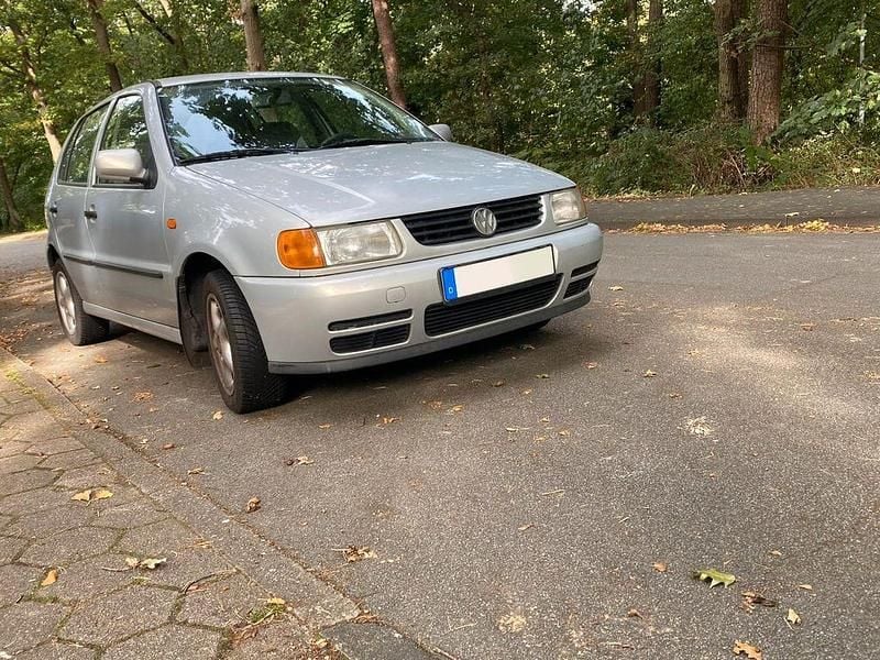 Silber Gebraucht 1998 VW Polo Conceptline Limousine | 1.950 € (Etwas zu teuer) - Bild 1/4