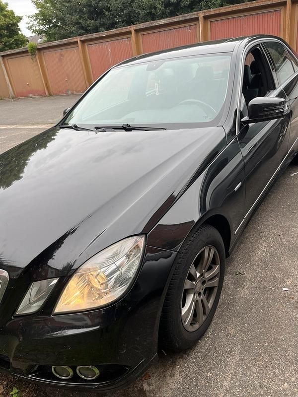 Schwarz Gebraucht 2009 Mercedes E250 Limousine | 5.900 € (Superpreis) - Bild 1/4