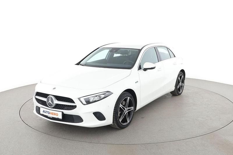Weiß Gebraucht 2020 Mercedes A250 Progressive Limousine | 21.580 € (Guter Preis) - Bild 1/3