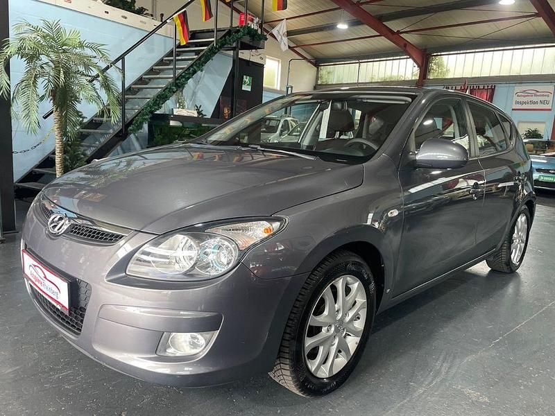 Grau Gebraucht 2010 Hyundai i30 Limousine | 4.490 € (Fairer Preis) - Bild 1/4
