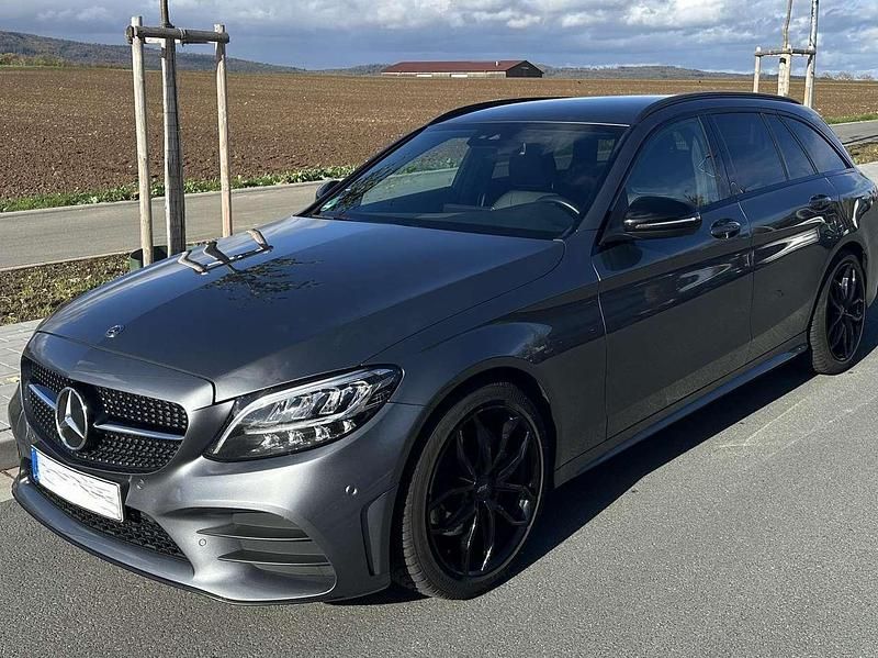 Grau Gebraucht 2020 Mercedes C200 AMG line Kombi | 28.950 € (Fairer Preis) - Bild 1/4