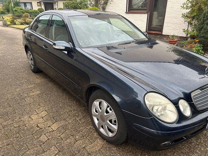 Blau Gebraucht 2003 Mercedes E200 Classic Limousine | 2.900 € (Fairer Preis) - Bild 1/4