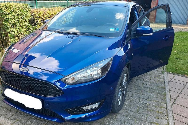 Blau Gebraucht 2018 Ford Focus ST-Line Limousine | 8.700 € (Superpreis) - Bild 1/4