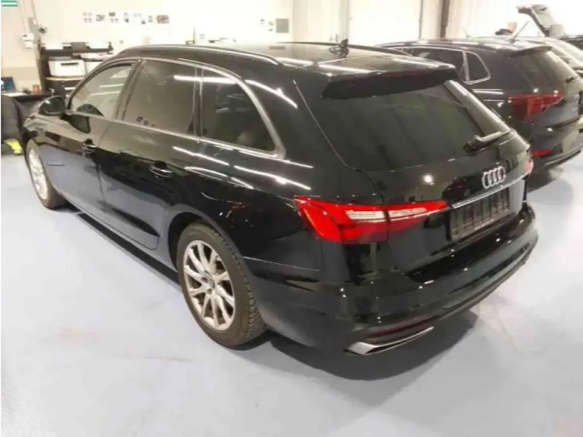 Gebraucht Audi A4 Basis 150 PS (110 kW) 2022 Mythosschwarz metallic Kombi