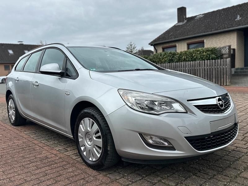 Gebraucht Opel Astra 101 PS (74 kW) 2011 Silber Kombi