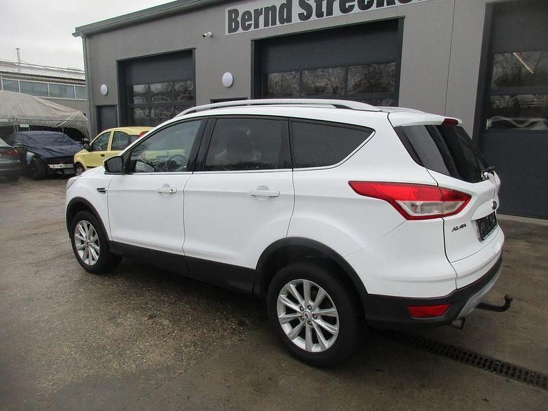 Gebraucht Ford Kuga Titanium 182 PS (133 kW) 2016 Weiß SUV