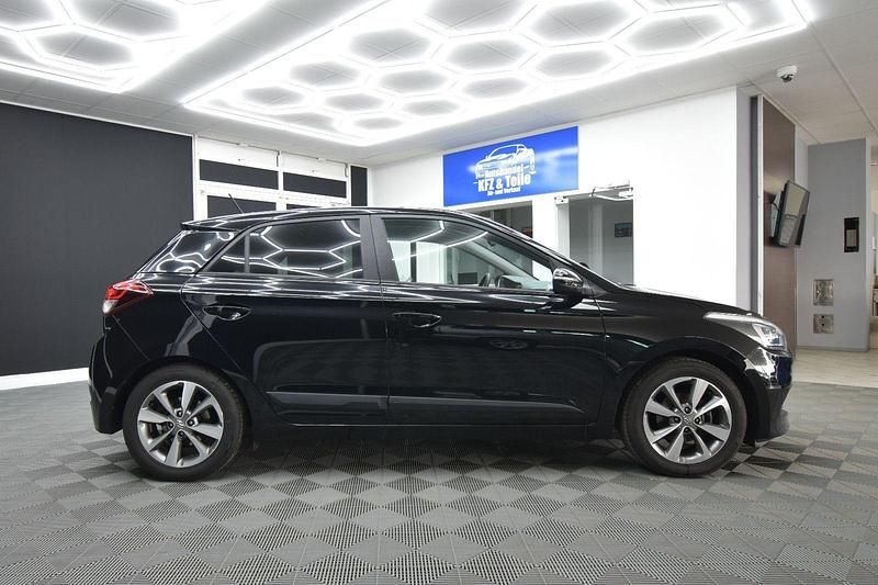 Gebraucht Hyundai i20 Style 101 PS (74 kW) 2015 Schwarz Kleinwagen