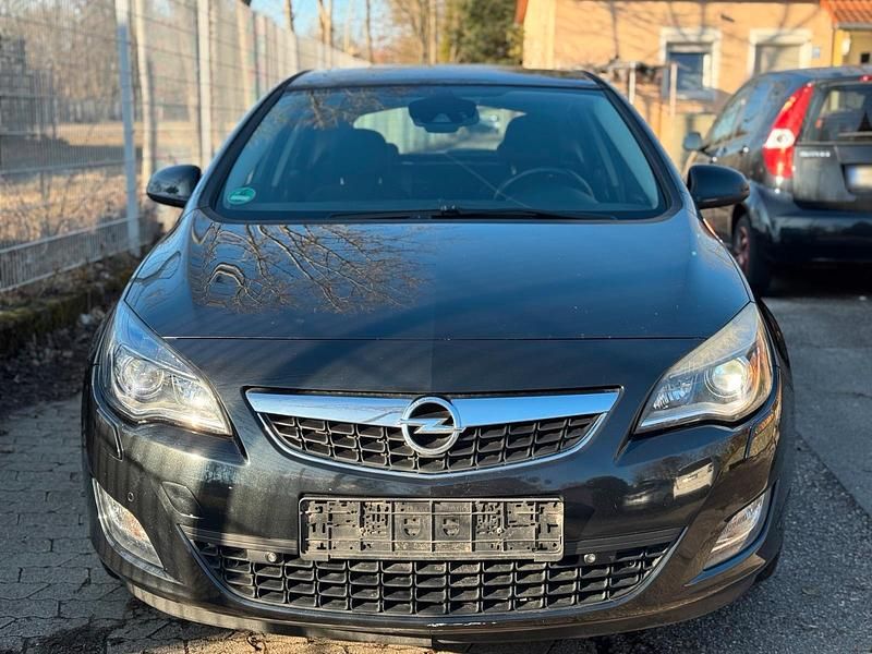 Gebraucht Opel Astra 140 PS (102 kW) 2011 Schwarz Limousine