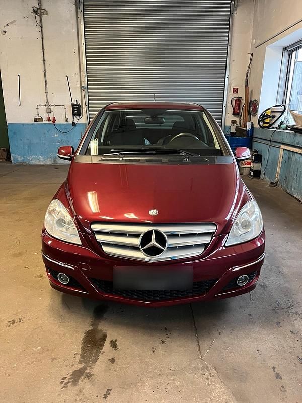 Używany Mercedes B200 136 KM (100 kW) 2011 Czerwony Minivan