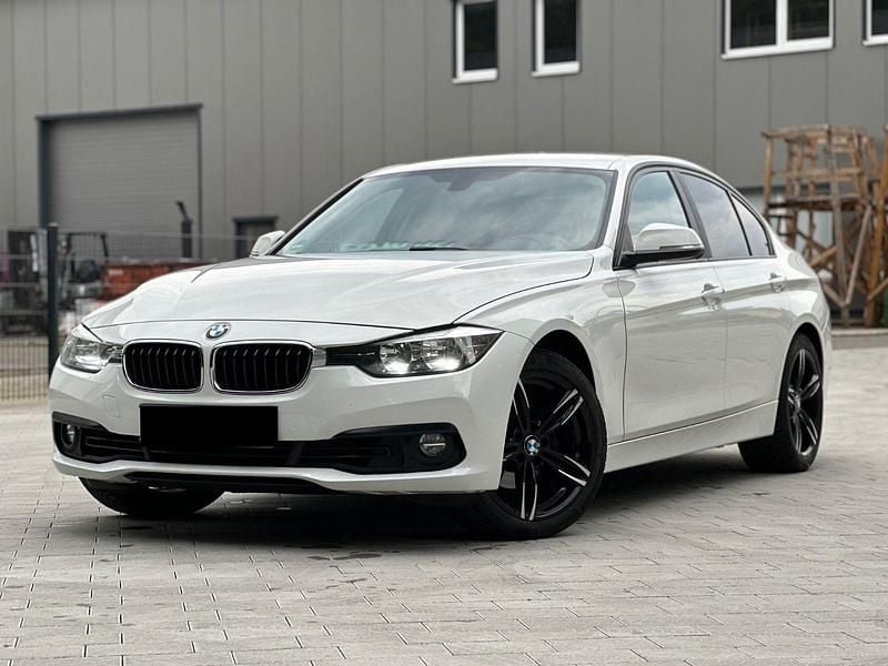 Weiß Gebraucht 2017 BMW 318 Advantage Limousine | 8.900 € (Guter Preis) - Bild 1/4
