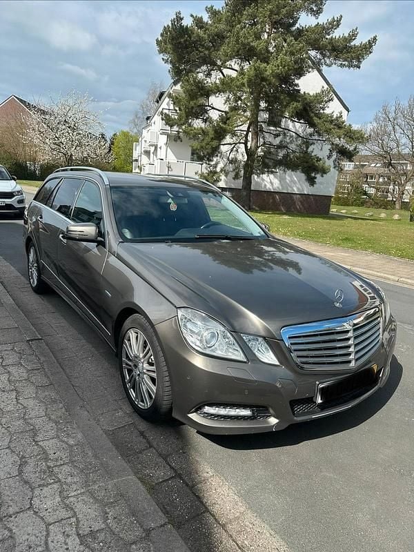 Gebraucht Mercedes E350 265 PS (194 kW) 2011 Grau Kombi