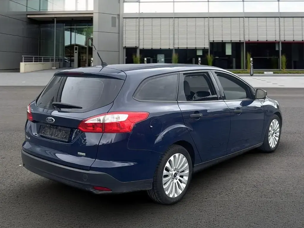 Gebraucht Ford Focus Ambiente 101 PS (74 kW) 2014 Blau Limousine