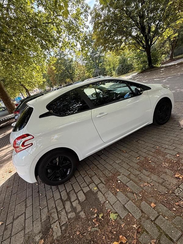 Gebraucht Peugeot 208 68 PS (50 kW) 2014 Weiß Kleinwagen