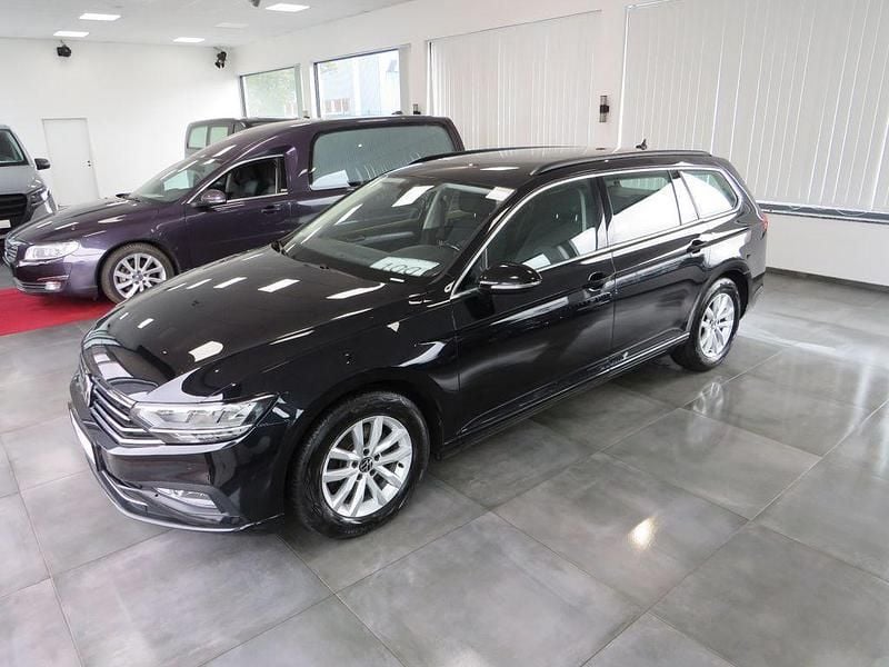 Schwarz Gebraucht 2021 VW Passat Business Kombi | 14.650 € (Superpreis) - Bild 1/4
