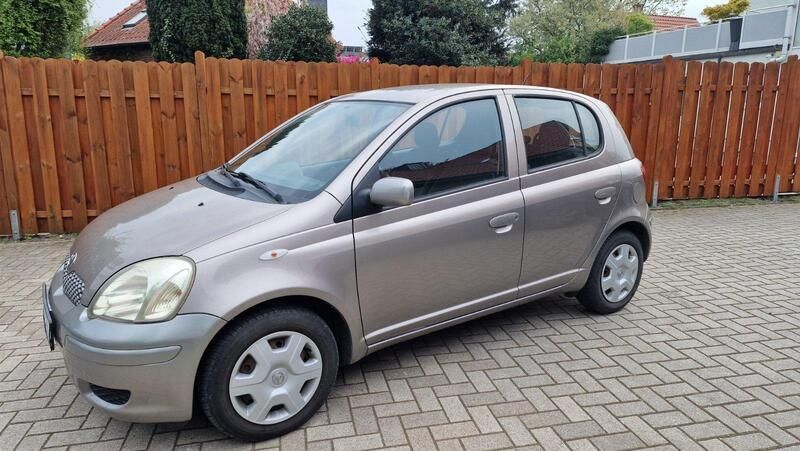 Grau Gebraucht 2004 Toyota Yaris Sol Kleinwagen | 3.500 € (Etwas zu teuer) - Bild 1/4