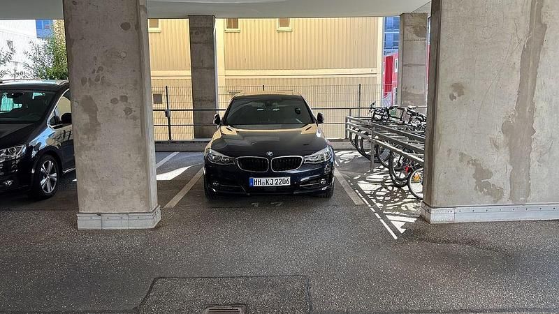 Blau Gebraucht 2017 BMW 330 Gran Turismo Sport Line Limousine | 19.999 € (Fairer Preis) - Bild 1/4