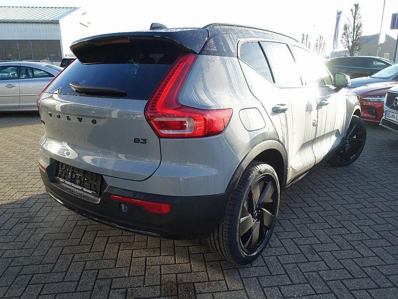 Neu Volvo XC40 163 PS (119 kW) 2025 Grau SUV