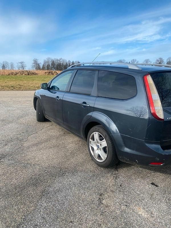 Gebraucht Ford Focus 115 PS (84 kW) 2010 Grau Kombi