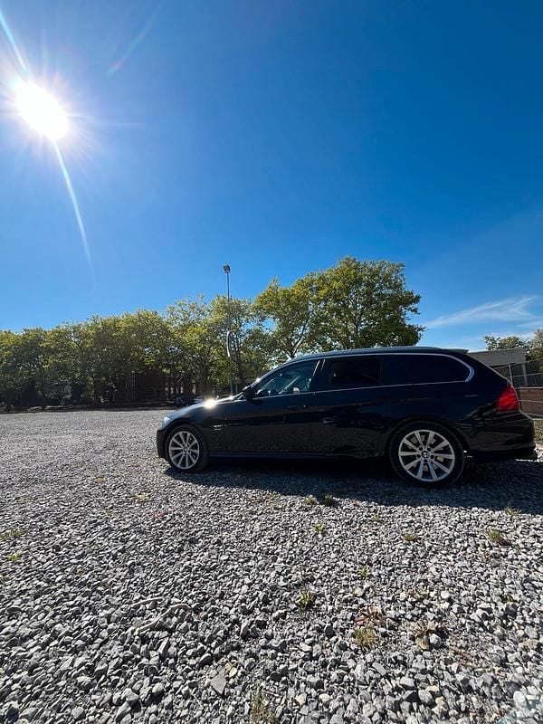 Gebraucht BMW 325 218 PS (160 kW) 2011 Schwarz Kombi