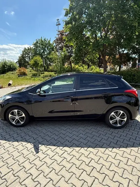 Gebraucht Hyundai i30 Select 99 PS (72 kW) 2017 Schwarz Limousine
